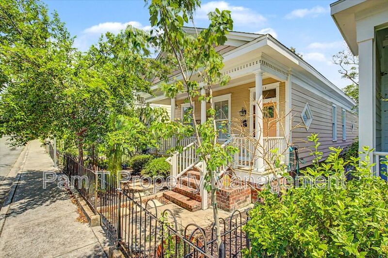 Savannah House: 512 E 34th St