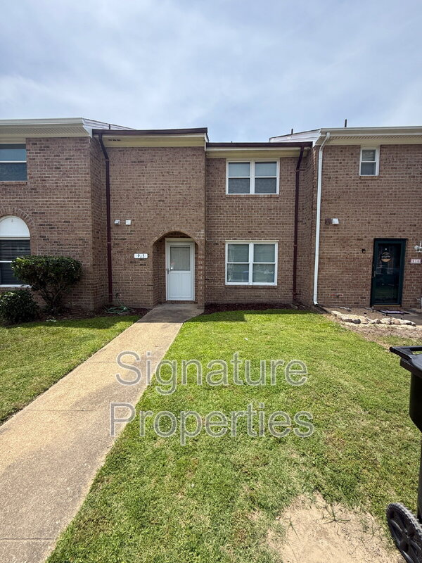 Virginia Beach Townhome: 913 Ewell Rd