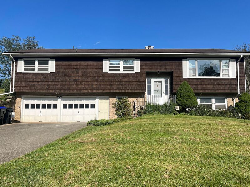 Vestal House: 512 Old Lane Rd