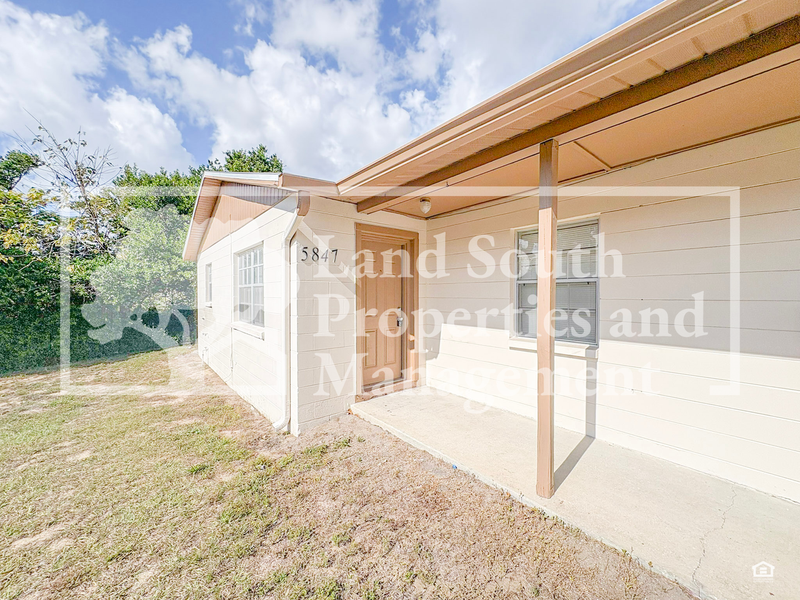 Lakeland House: 5847 Charlton Drive