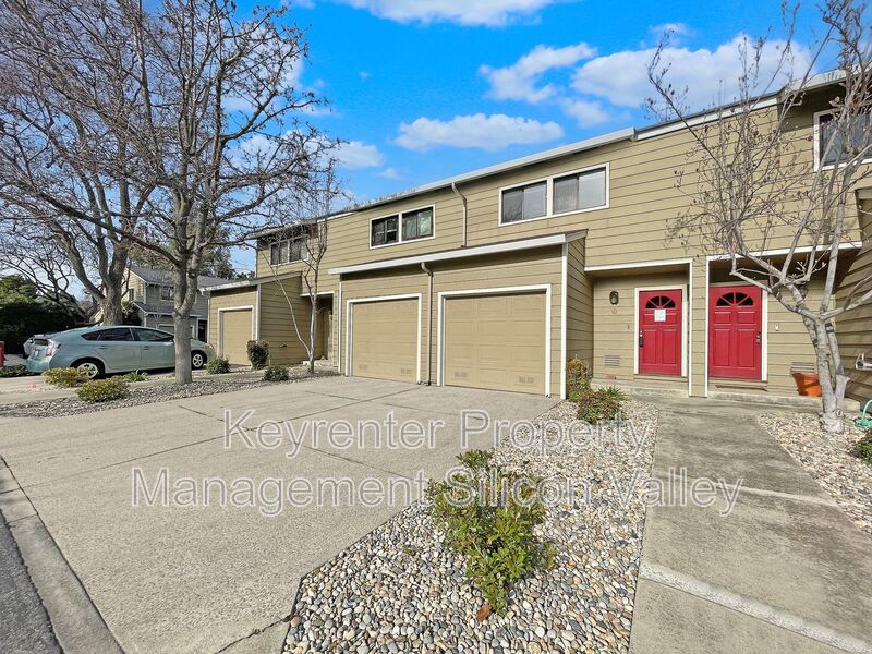 Mountain View House: 700 Chiquita Ave