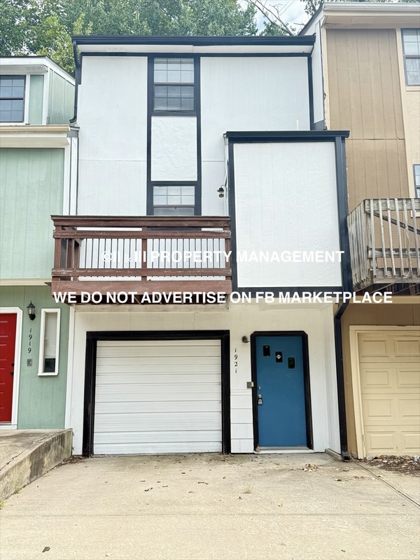 Kansas City House: 1921 Lawrence Ct