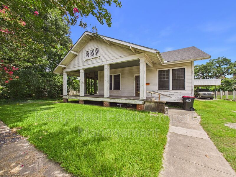 Lafayette House: 223 General Gardner Avenue