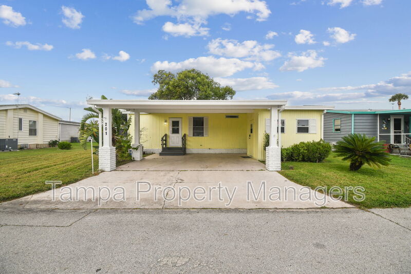 Plant City House: 201 Country Ln