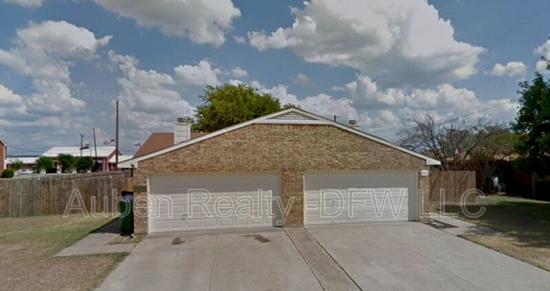 Red Oak House: 545 Canary Lane