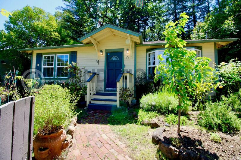 San Anselmo House: 9 Scenic Ave