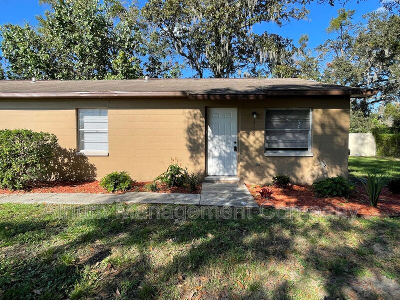 Lakeland House: 3728 County Line Rd