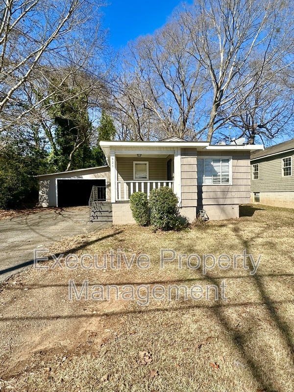 Birmingham House: 925 Woodward Road