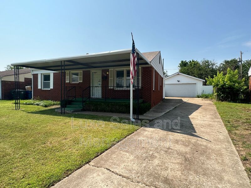 Midwest City House: 206 E. Myrtle Drive