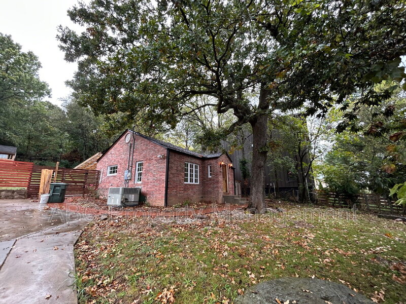 Fayetteville House: 604 East Huntsville Road