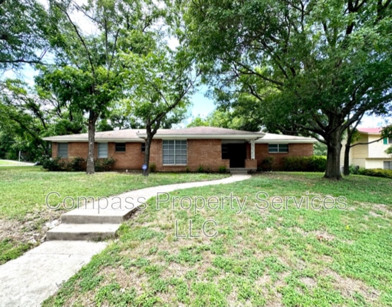 Waco House: 1400 Royal Oaks Dr.