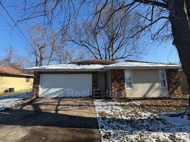 Springfield House: 936 S Main