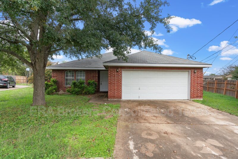 Kyle House: 101 Ina Ct