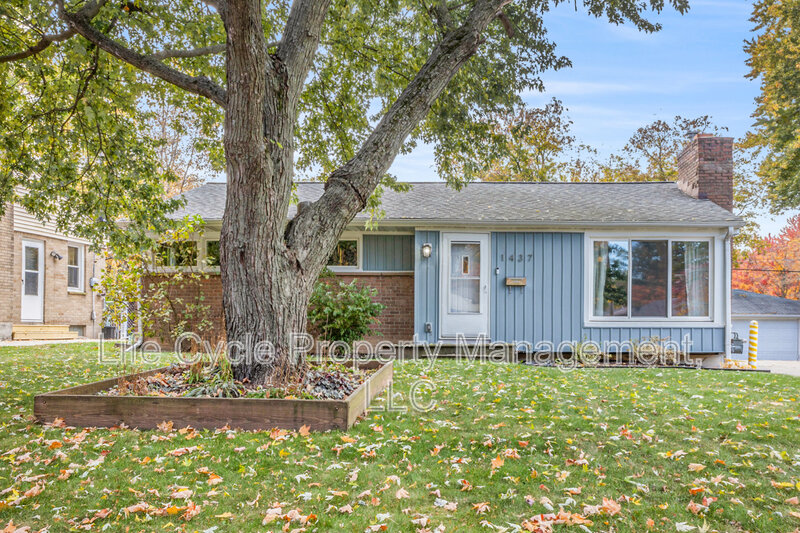 Grand Rapids House: 1437 Lewison Avenue Northeast