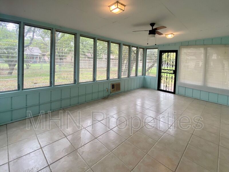 Well-maintained 3 bed/2 bath single-story home with HUGE enclosed porch and close proximity to Bandera Road & Loop 410! - Photo 19