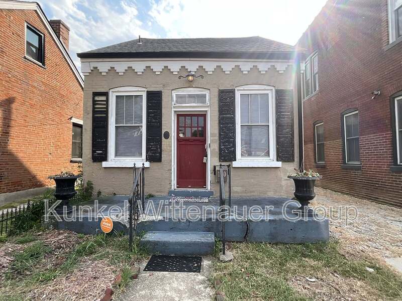 Belleville House: 120 Mascoutah Ave