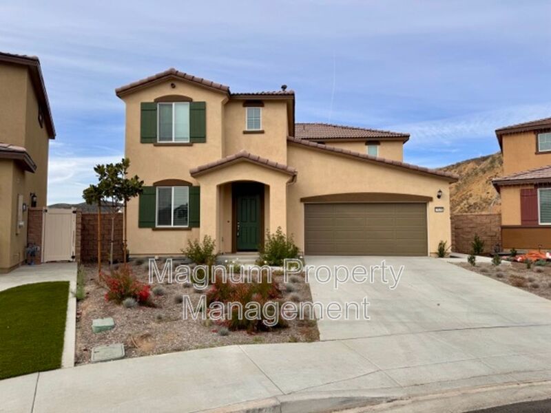 Lake Elsinore House: 19401 Brush Creek Way