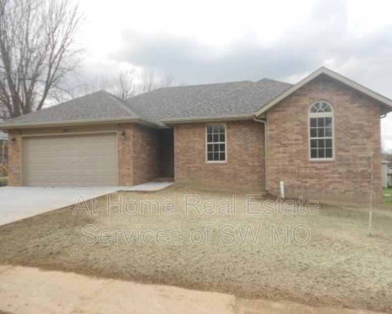 Springfield House: 1040 E Caravan