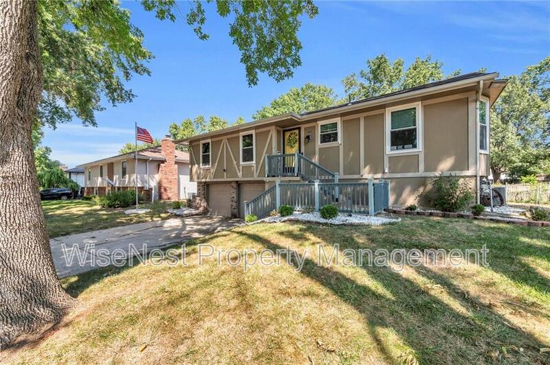 Lee's Summit House: 305 Northwest Shamrock Avenue