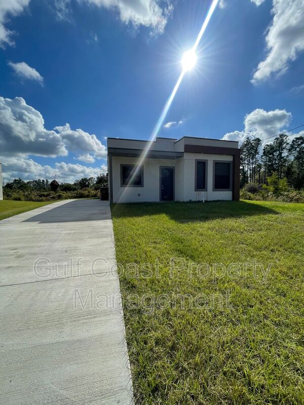 Lehigh Acres House: 681 Windermere Drive
