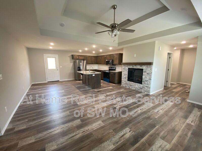 Nixa House: 632 S Southgate