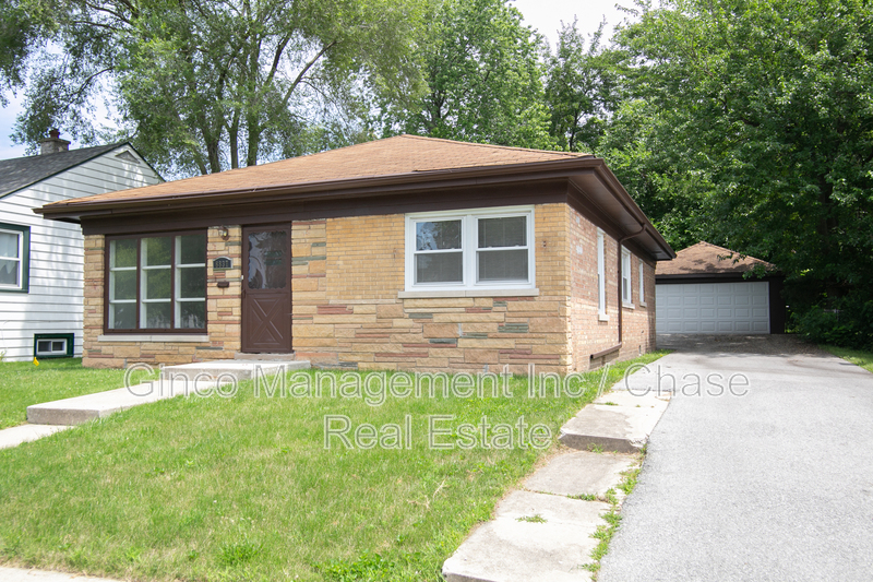 Evergreen Park House: 8837 South Talman Avenue