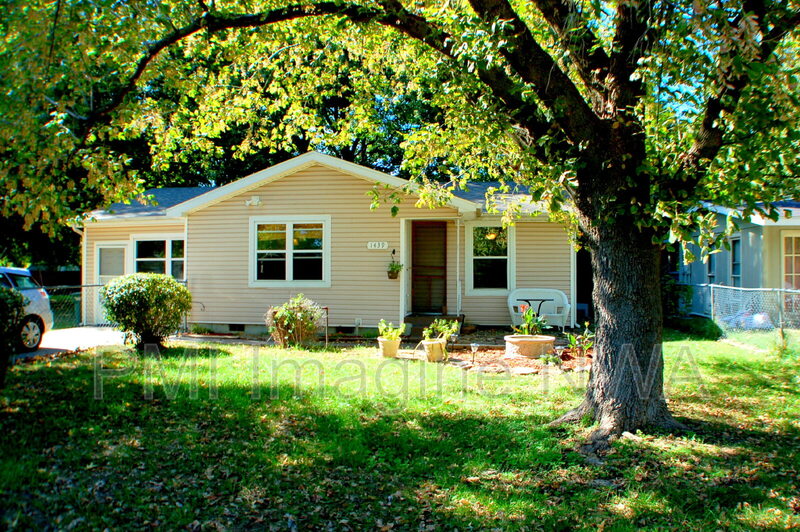 Fayetteville House: 1439 S West Ave