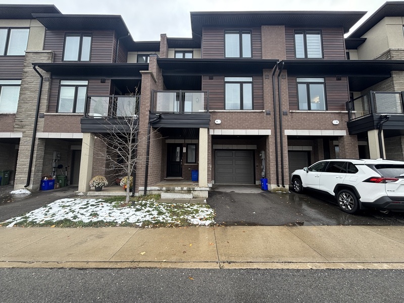 Stoney Creek Townhome: 590 North Service rd