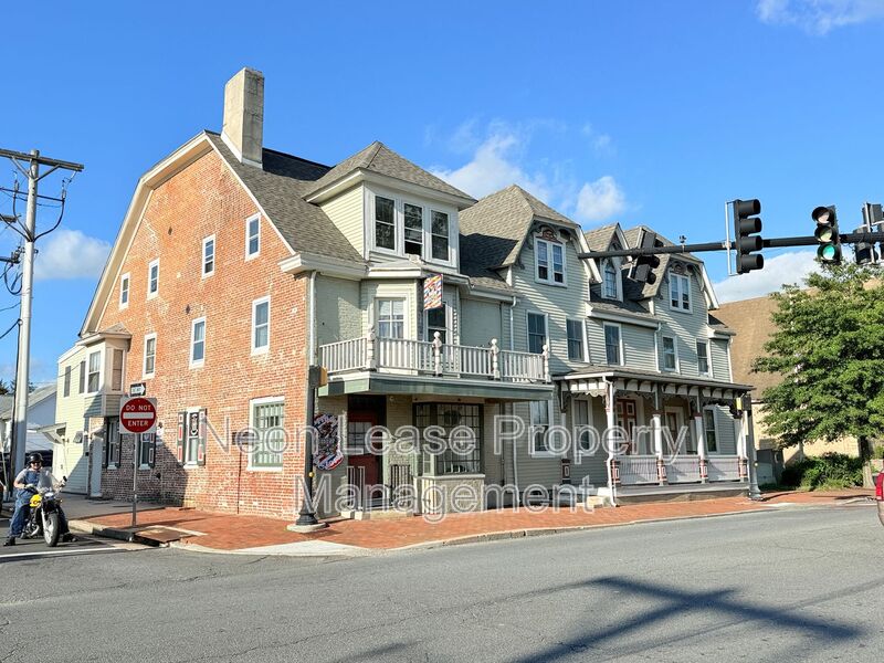 Milford House: 133 NW Front St