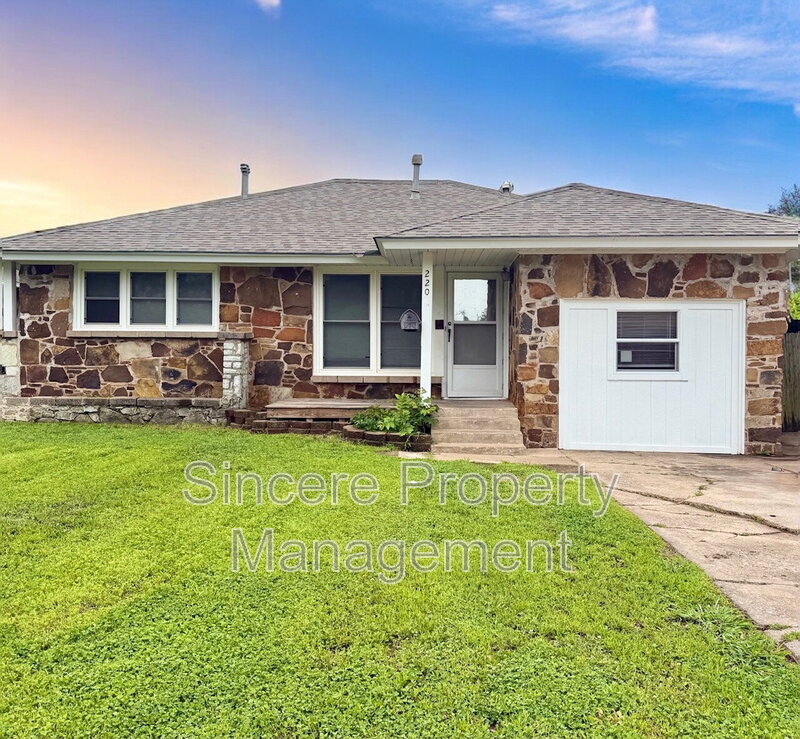 Midwest City House: 220 E Key Blvd