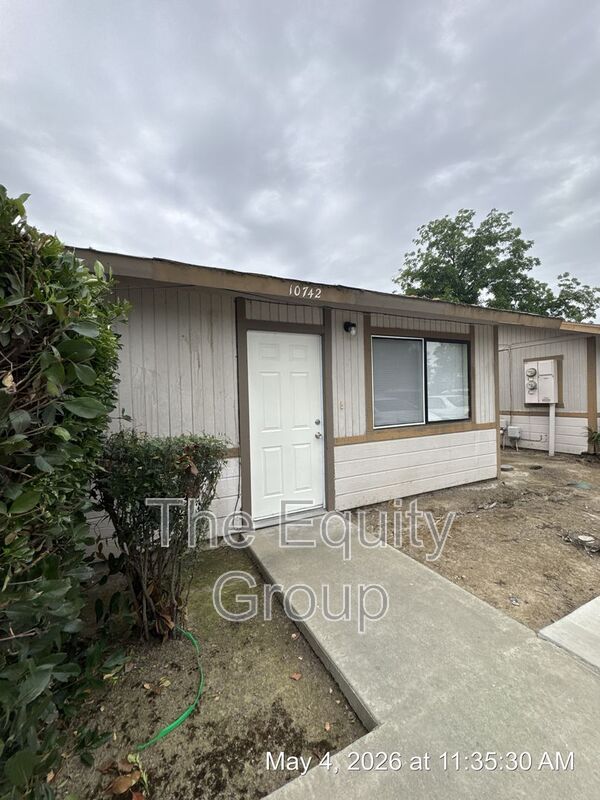Armona House: 10742 Railroad Avenue