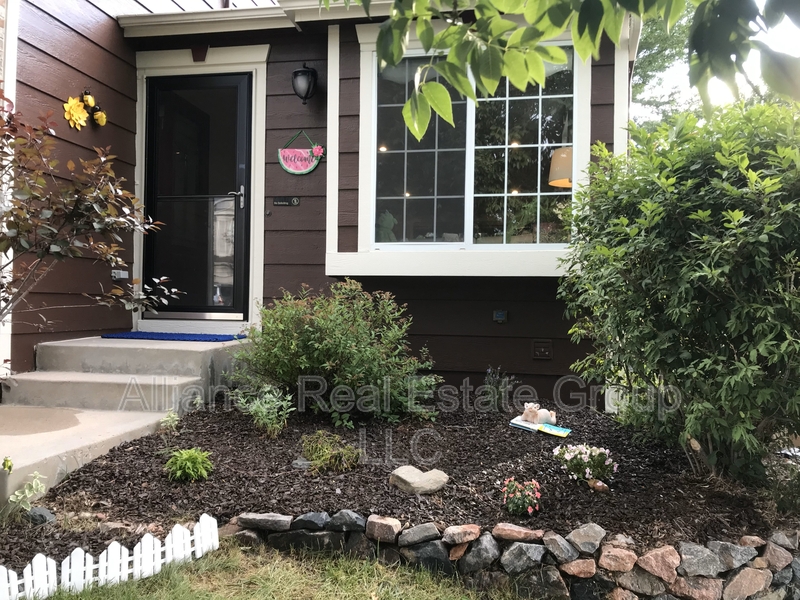 Littleton House: 9677 Whitecliff Place