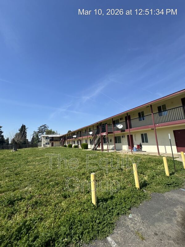 Tulare Condo: 352 S Blackstone St