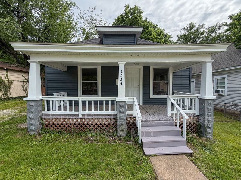 Springfield House: 1224 E Central
