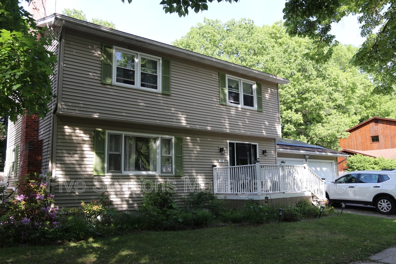 Burlington House: 70 Pleasant Avenue
