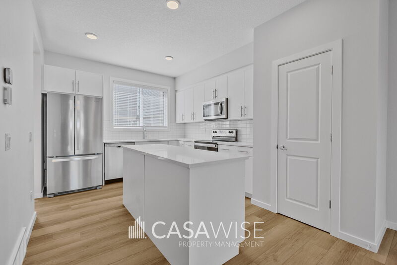 Edmonton House: 21039 25 Avenue Northwest