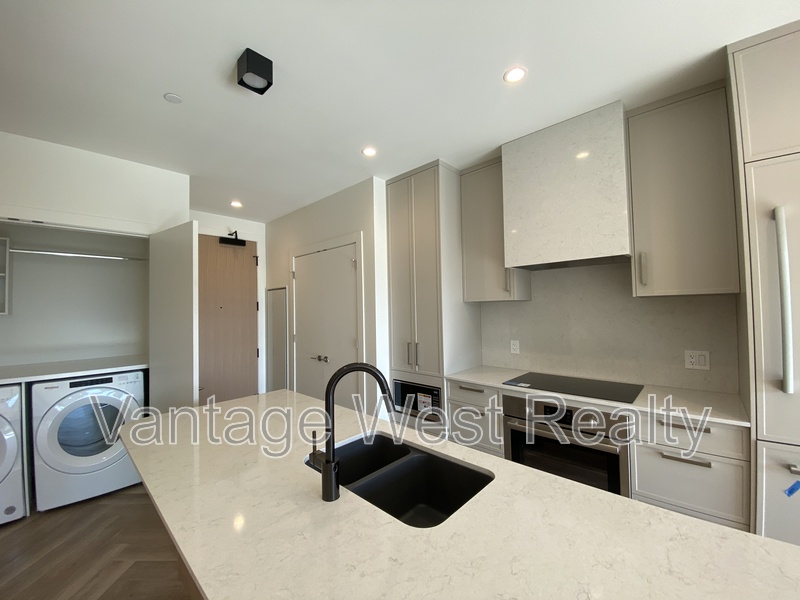Kelowna Condo: 403-3316 Lakeshore Road