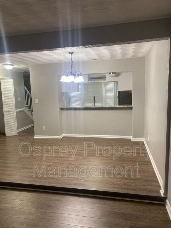 BEAUTIFUL UPDATED 2 BEDROOM TOWNHOME IN GREAT NECK! RENT SPECIAL HALF-OFF IF MOVE IN BY 12/15!!! - Photo 5