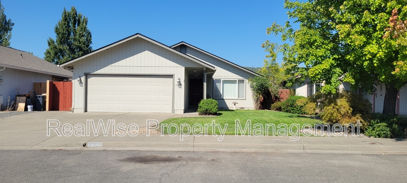 Grants Pass House: 2210 SW Bridge St