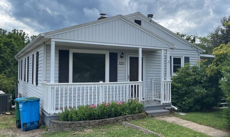 Asheville House: 120 Cedar Hill Rd