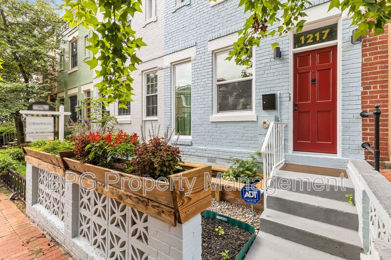 Washington House: 1217 Duncan Pl NE