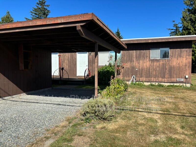 Ferndale House: 5084-5086 LaBounty Drive