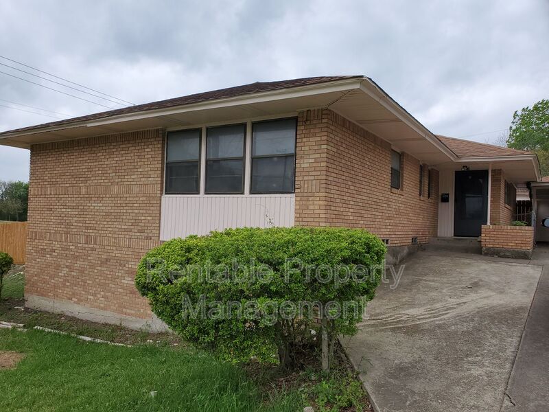 Dallas House: 3239 Navajo Dr