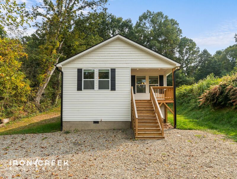 Candler House: 2 Indian Branch Road