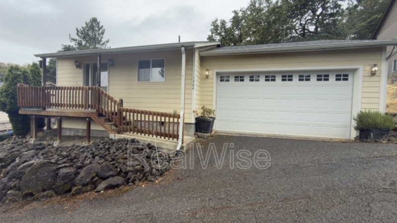 Roseburg House: 1384 NE Ridge Ave