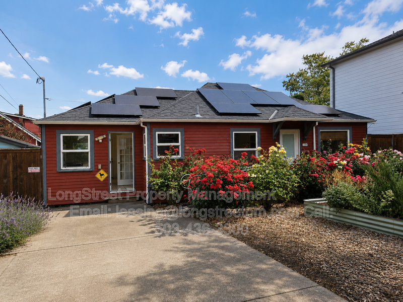 Portland House: 7209 N Amherst St