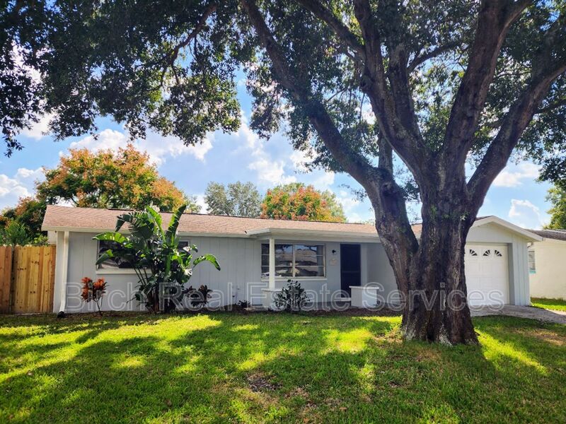Holiday House: 5304 Penguin Drive
