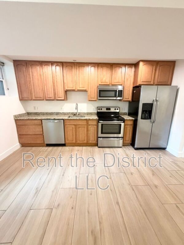 Washington Condo: 605B Kenyon St NW