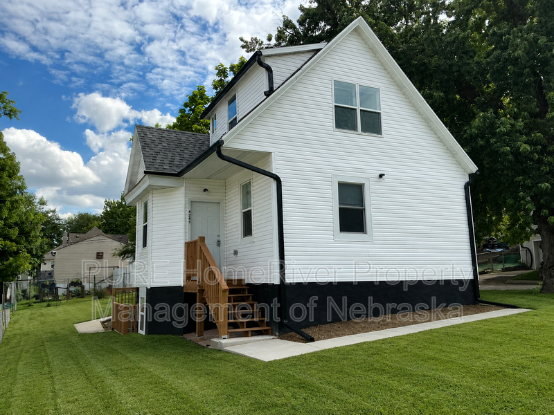 Omaha House: 4245 Burdette St