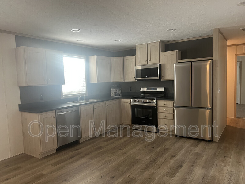 Fargo House: 41- 3512 Kelly St